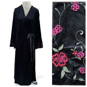 Oscar De La Renta Velvet Black Robe With Embroidered Floral Design on sleeves M